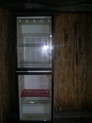 холодильник -витрина для соков воды или пива