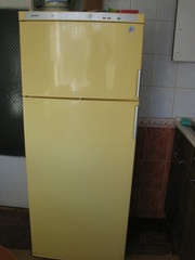 Холодильник Siemens ks39v76 б/у ярко желтого цвета.