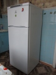 Холодильник «Indesit».